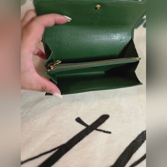 💯 Authentic Vintage Louis Vuitton Epi Sarah Wallet (Green) - Picture 3 of 16